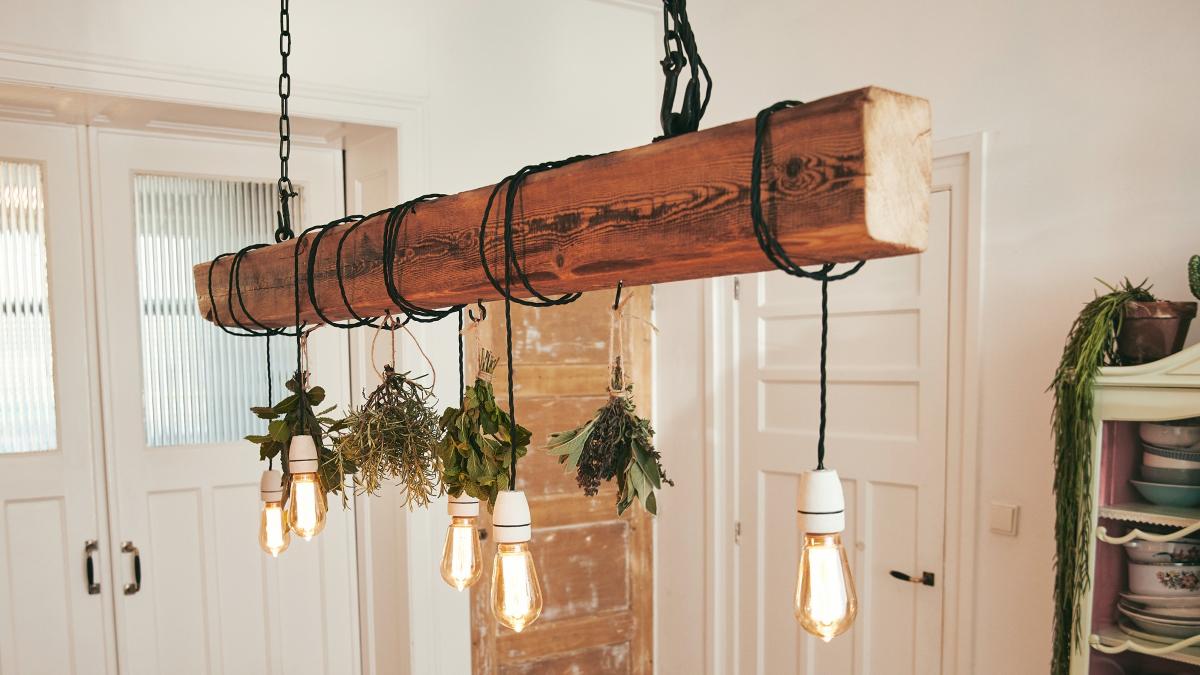 opbouwen String string pols Doe-het-zelf plafondlamp: Deze houten balk zorgt voor licht boven de  eettafel | Bosch DIY