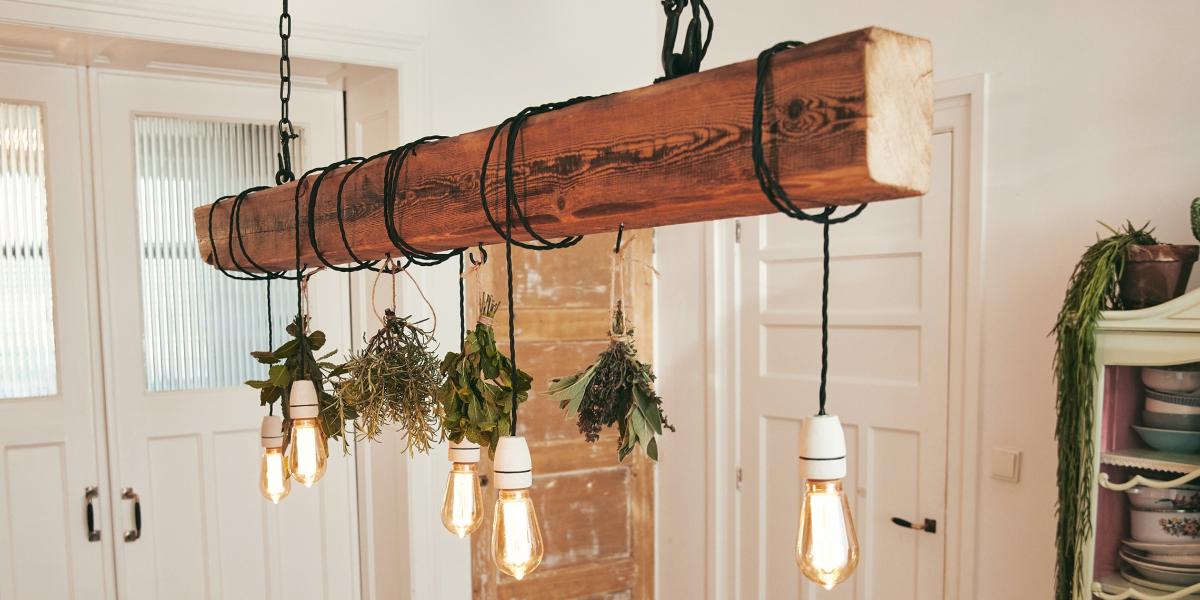 Forbindelse mesterværk samlet set Gør-det-selv-loftslampe: Denne træbjælke sørger for lys på spisebordet |  Bosch DIY