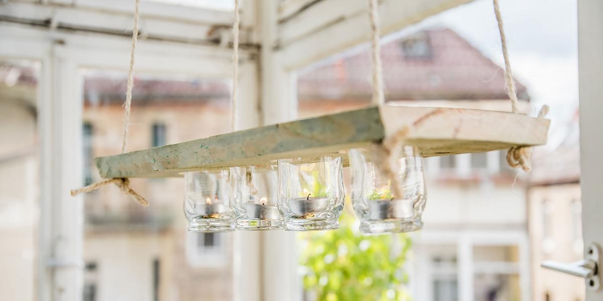Gartendeko: Lass dich von den hängenden Lichtern verzaubern